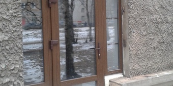 Остекление входной двери с тонировкой и отделка «под дерево»
