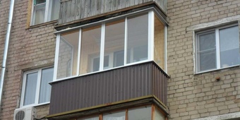 Балкон с установленным остеклением на холодный профиль. Отделка изнутри и снаружи