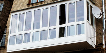 Балкон с тёплым французским остеклением по периметру. Обшивка сайдингом