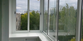 Обшитый пластиковыми панелями балкон с установкой холодного остекления