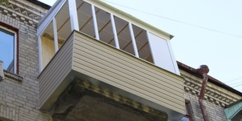 Обшивка сайдингом балкона с выносом по подоконнику